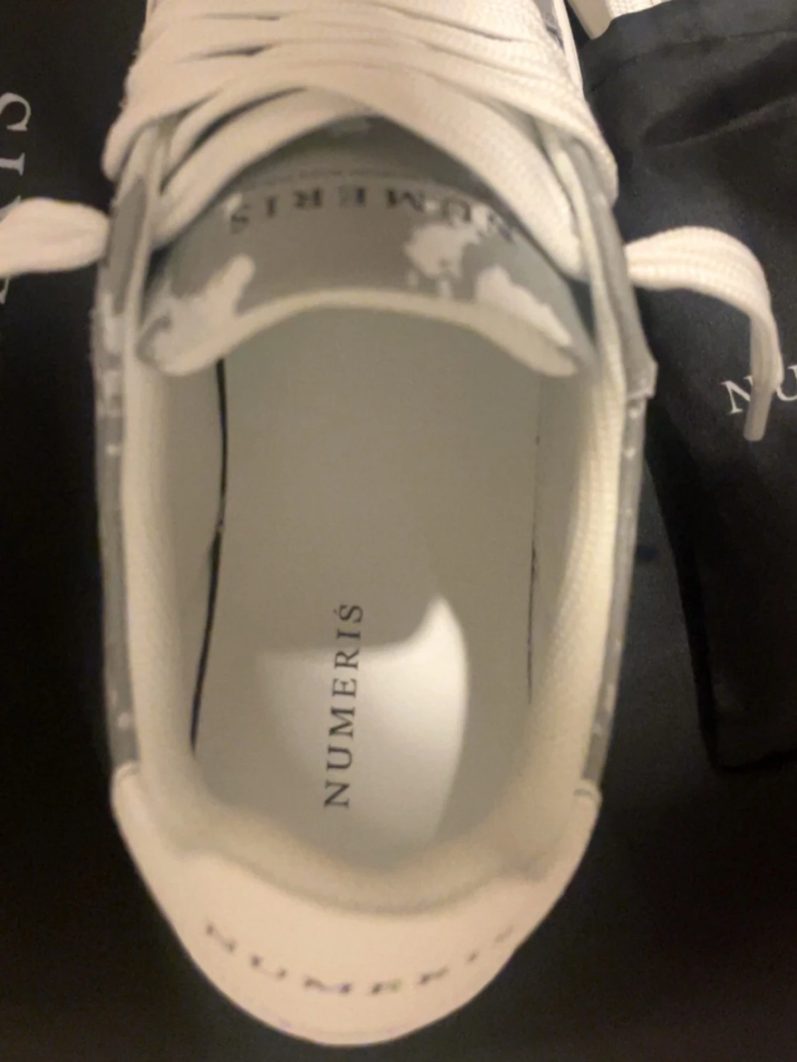 Vita och grå sneakers från Numeris - 2