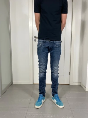 2 St Replay Jeans  - Säljer nu dessa Replay Anbass Jeans, W29 o L32, skriv för fler bilder/frågor🙌🏼Säljer nu dessa Replay Anbass jeans, W30 o L30, skriv för fler bilder/frågor🙌🏼