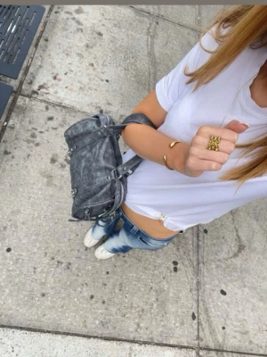 Super snygga tvättade jeans❣️ - Säljer ett par jättesnygga blå slitna jeans med låg midja från Cheap Monday❣️Vet inte exakt storleken men det är bara att fråga om ni undrar nått om passformen❤️Har blivit lite slitna längstner men syns inte särskligt mycke.
