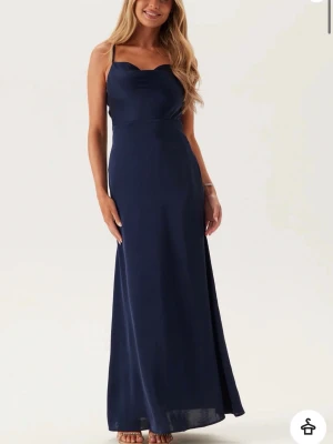 Balklänning - Säljer nu min fina marinblåa balklänning som har en öppning i ryggen. Den är i storlek 34, den är endast använd 1 gång och är i nytt skick inga skador inga trådar eller liknande som hänger. Den är köpt för 1200 på bubbleroom och säljs nu för 900kr, prutat och klart. Skicka ett pm om ni är intresserade eller vill ha fler bilder. Jag kan mötas upp i Helsingborg och jag kan även frakta. 💕