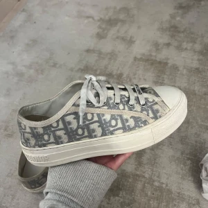 Dior skor - Jättefina äkta dior skor ordinarie pris runt 9000. Lite slita runt häl men annars fint skick!