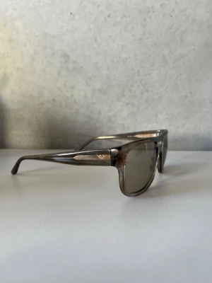Armani solglasögon  - Emporio Armani solglasögon                                        Brun/grå ish färg                                                               Mycket bra skick 