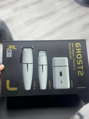JRL Ghost2 hårklippare och trimmer set - JRL Ghost2 Hair Clipper, Trimmer & Shaver Bundle innehåller en vit hårklippare, trimmer och rakapparat i stilren design. Perfekt för dig som vill fixa frisyren hemma med professionell känsla. Allt kommer i en snygg förpackning.