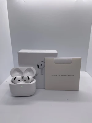 AirPods 4 (ANC) - Helt oanvänd airpods 4 med brucredusering    Vid frågor är det bara och fråga.                       Priset är aldrig hugget i sten                                                                            Paket erbjudanze är möjligt.                              Svarar inom 8h    