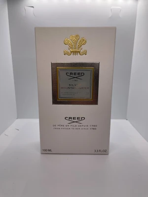Creed Silver Mountain Water 100ml - Helt oanvänd 100ml manlig parfym.                       Vid frågor är det bara och fråga.                       Priset är aldrig hugget i sten                                                                            Paket erbjudanze är möjligt.                              Svarar inom 8h    