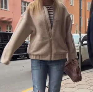 H&M teddyjacka - Beige bomberjacka i teddymaterial från H&M, nästan aldrig använd💗 Lånad bild. 