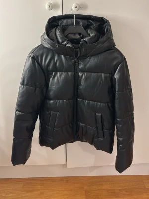 Svart pufferjacka - Svart pufferjacka i fake läder! Skriv för fler frågor samt fler bilder på jackan !💗