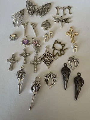  Berlock-paket  - Säljer av material som jag använt för att göra smycken. Har 2025 tillverkat och sålt smycken för över 50.000kr så är något folk uppskattar (om man håller låga priser) . Nu har jag dock tappat intresset så säljer av allt jag har. Kolla gärna in andra annonser   I denna annons hittar du berlocker för smyckestillverkning . 