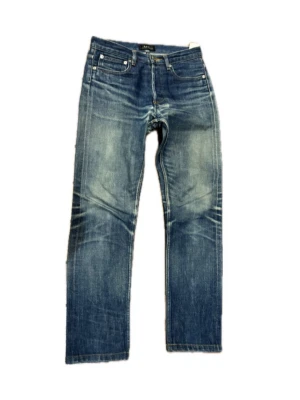 A.P.C. Selvedge Jeans - SIZE 26, Faded selvedge A.P.C. Jeans, modell Petit New Standard. Jätte snyggt par, mina favorit jeans, kommer vara saknade. Köpta i Japan. Mått-                        Midja: 33cm Längd: 87cm  Benöppning: 15,5 cm