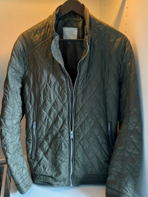 Olivgrön quiltad jacka  - Snygg olivgrön quiltad jacka från Selected Homme. Storlek S/M Skick 