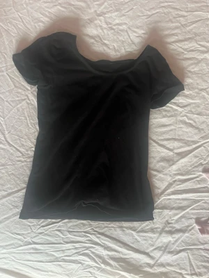 Svart basic t-shirt med kort ärm - En enkel svart t-shirt med rund halsringning och korta ärmar. Perfekt att matcha med jeans eller kjol för en clean look. Tillverkad i mjukt bomullsmaterial som känns skönt mot huden. Just nu lägger jag ut en del så kolla gärna in det, rabblat vid köp av flera kläder!!💖💖