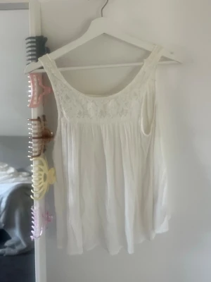 Vit linnetopp med spets - Söt vit sommartopp som är luftig. Lappen är ej kvar men passar mig som har s i det mesta