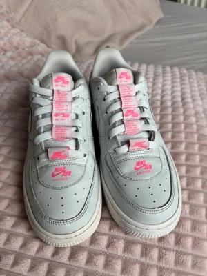 Nike Air Force 1 LV8 3 – Specialutgåva - Säljer ett par superfräscha Nike Air Force 1 LV8 3 i den snygga färgställningen Photon Dust/Digital Pink i storlek 38. Det här är en specialutgåva (LV8) som lyfter den klassiska Air Force-designen med unika detaljer som rosa loggor och en modern twist på hälpartiet! Modellen är Nike Air Force 1 LV8 3 (GS). Serienummer: CJ4092-002 Superfint skick, knappt använda!! Passa på att knipa en riktigt snygg sneaker som inte alla andra har! Priset går att diskutera 