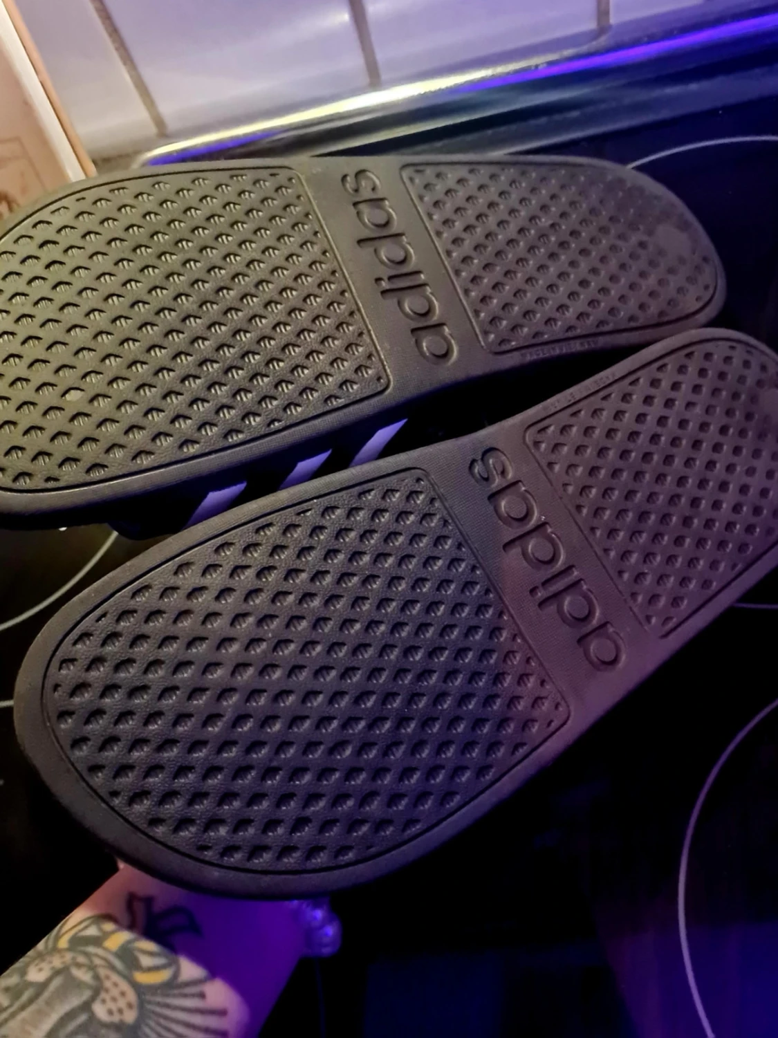 Svarta Adidas badtofflor med vita ränder - 1