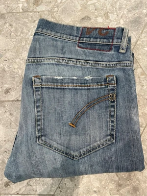 Dondup jeans george  - Hej, säljer ett par feta, blåa Dondup jeans. Jeansen är i storlek: W34. Modellen heter: George – skinny fit. Jeansen har slitage på knäna, och en riktigt snygg tvätt. De är något trasiga nertill jeansen – men inget som påverkar användning! Tveka inte t att ta kontakt med mig // Milo.