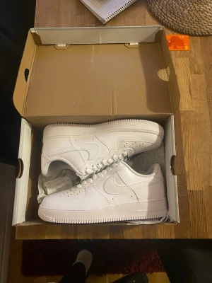Vita air force 1 - Säljer ett par airforces som används en gång, passade. Skorna är storlek 43