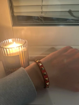 Rött Valentino armband - Säljer ett riktigt fett valentino armband i färgen röd, inget följer med förutom armbandet tyvärr. Inte äkta! Kom gärna in om du har några frågor eller funderingar!