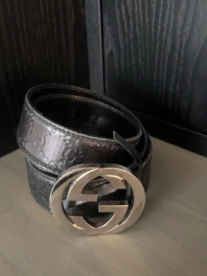 Gucci skärp  - Gucci skärp dam. Nypris runt 3500kr säljer för 699kr, storlek 85 pris kan diskuteras vid affär👍