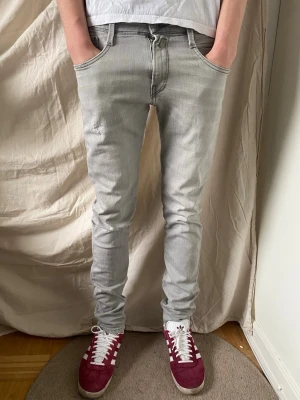 Replay Anbass jeans  - Säljer ett par riktigt sjyssta replay Anbass jeans | De har några små najs slitningar på fickor och på högra benet. De är väldigt bra omhändertagna och jag säljer de för 359kr | Nypris ~ 1799