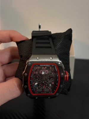 Richard Mille klocka  - Richard mille klocka helt ny och oandvänd. Riktigt fet och sällsynt kopia som jag köpte i dubai. Den har tillome serienummer på baksidan och är water resistant. Tror till och med att den är automatisk men batterierna behöver bytas