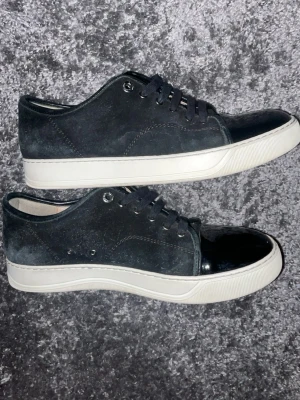 Svarta Lanvin sneakers i mocka - Skick 8/10                                                 Nypris:5200kr                                                         Og: Dustbag.                                                                 Storlek: 42-43 UK7                                                         Pris: 2059 (pris kan ändras vid snabbköp)