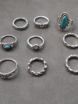 9 st ringar  - 9 st ringar med olika former och mönster. Materialet är alloy. (#630)