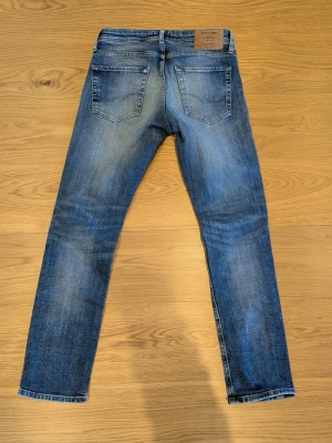 Jack & Jones - Säljer ett par Jack and Jones jeans i storlek 29/30. Modellen är Slim fit/ Glenn.  Jeansen är i bra skick! Skriv gärna vid frågor!