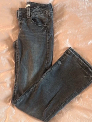 Gina Tricot boot cut jeans stl 164 - Gina Tricot jeans i bootcut-modell. Sparsamt använda. Stl 164. Jeansen är reglerbara i midjan. Finfint skick ;)