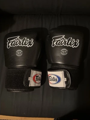 Fairtex handskar - Säljer mina fairtex läder handskar 14oz då jag inte längre har behov av dom. Ny skick och inga defekter helt äkta och är en av dom bästa märkerna. Passar utmärkt till både thaiboxning och vanlig boxning. Ny pris cirka 1500 kr