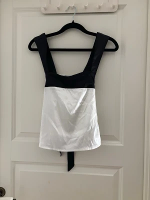 Topp - Topp från Shein. Väldigt skönt material och toppen är jätte fint skick. Den är aldrig använd. Det går att göra en fin knytning ibak vilket är en väldigt fin detalj.