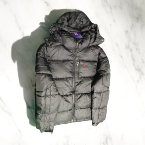 Svart Ralph Lauren Jacka - Svart Polo jacka i storlek S Men kan kanske passa XS. Helt ny oanvänd.