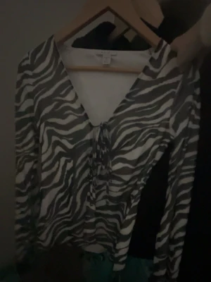 Zebramönstrad blus  - En blus med zebra mönster från new yorker. Använd en gång. 