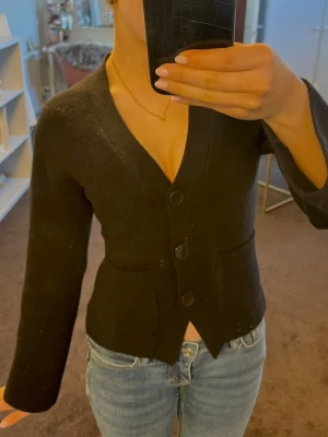 Svart kofta från Gina Tricot, slutsåld🤩 - Säljer denna snygga och stilrena kofta från Gina Tricot, slutsåld i alla storlekar på deras hemsida😍Den är använd 2 gånger, så i nyskick. Storlek XS. Nytt pris 460kr. Går jättebra att använda "Köp nu"! Vi skickar inom 1-2 dagar💕 Bara att skriva vid funderingar🤗