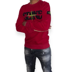 Stone Island Tröja - Röd- Storlek S - Helt ny, högkvalitativ replika. Modellen är 175 cm lång och bär storlek S på bilden. Pris: 749kr. Leverans: Skickas inom 24 timmar. Notera: Begränsat antal- först till kvarn 