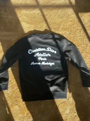 Svart sweatshirt  - Hej nu säljer jag en fet svart sweatshirt! Tröjan är använd några gånger men är i bra sick. Hör av er om ni har några frågor så är jag glad stt få svara på dom 🙌