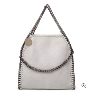 stella mccartney liknande väska - säljer nu min stella mccartney liknande väska. Väskan har inga defekter💕 original priset är runt 600 kr och jag säljer för 300 exklusive frakt!🫶🏻