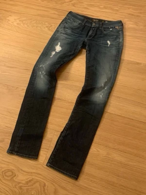 Replay Raw Demin Jeans - Säljer ett par riktigt snygga Replay jeans med slitningar och tvätt. Skicket är 9/10. Storleken är W31, L32. Priset är 699kr. Kan sänkas.