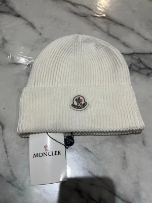 M - mössa  - Mössa helt ny med prislapp, priset kan diskuteras 