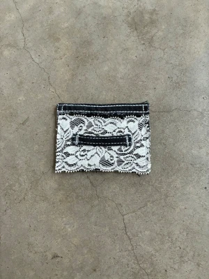 Jeansplånbok - Dropp 6  Handsydd plånbok i vintage jeans. Varje exemplar är unikt med snygga detaljer. Plånboken håller flera kort utan att dem åker ut. Små variationer i färg och struktur visar på plaggets tidigare historia💙  Tiktok: Jeanius.bc