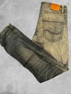 Slim fit blåa jeans från jack & jones - Säljer nu ett par blåa jack & jones jeans i storlek W31 L34 i modellen glenn/slim fit.