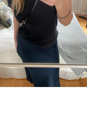 Mörkblå långkjol i satin - Blå kjol!💕