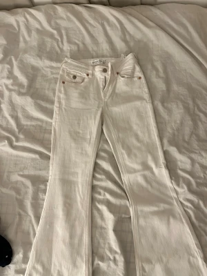 Vita jeans - Vita utsvängda jeans från Stradivarius. Sitter fint vid låren och går sen utsvängt ner till benen. Säljer endast för dom inte kommer till användning.