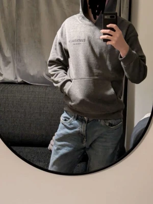 Grå tröja  - Helt nu essentials tröja färgen är grå jätte snygg storleken är M