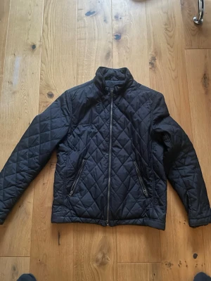 Mörkblå quiltad jacka - Snygg svart quiltad jacka från Boomerang 🪃. Mycket bra skick Stlk M. Originalpis 3500 kr. 