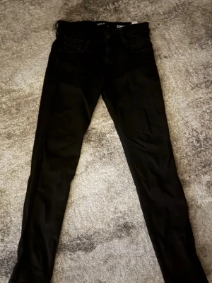 Svarta Replay jeans slim fit rik - Säljer mina svarta replay jeans eftersom dom är för små för mig skulle verkligen rekommendera skick 10/10