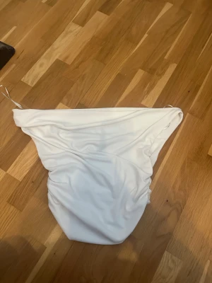 Vit top  - Säljer vit top från Zara då som jag har inte använt 