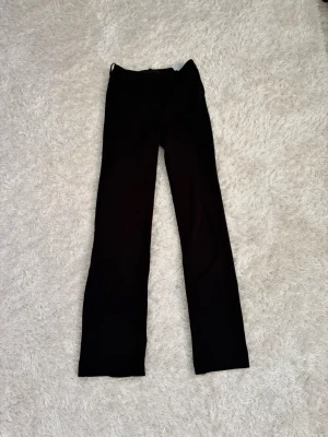 Svarta kostymbyxor - Stilrena svarta kostymbyxor från Vero Moda med raka/utsvängda ben och klassisk passform. Storlek Xs/34 men passar S också💞 pris kan diskuteras, men köpte dem för ca 600💞
