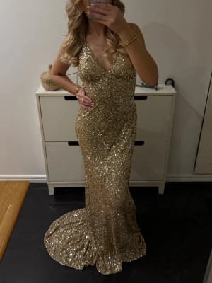 Balklänning  - Säljer min superfina balklänning från DressroomLinné 🌸  Den är köpt här på Plick av en tjej som också endast använde den på sin bal 💗  Klänningen är i princip som ny, saknas någon enstaka paljett men det är inget som syns jättemycket (det medkommer paljetter som man kan sy på om det är något som stör en!) 💞  Pris i butik 4990kr 🌸 Går inte lägre än priset den är ute för nu!