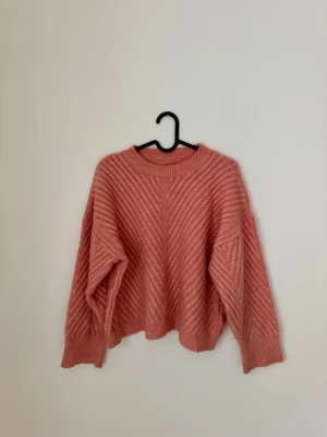 Rosa/korall stickad tröja - Rosa/korall stickad tröja 