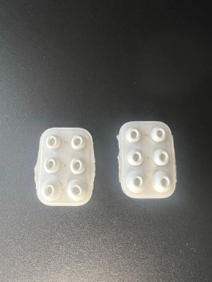 Vita silikonpluggar till airpods hörlurar. - Säljer 2 set med vita silikonpluggar i storlekarna XS, S och L till airpods hörlurar. Perfekt om du vill byta ut dina gamla eller ha extra öronproppar till dina hörlurar. Tillverkade i mjukt silikon för skön passform. Aldirg använda!